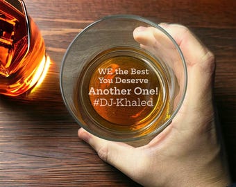 Grappig citaat whiskyglas – op maat geëtst gek bericht op onderste rotsglas, grap cadeau voor hem of whiskyliefhebber