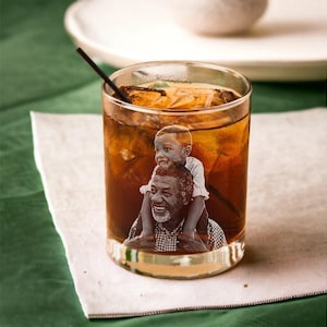 El mejor regalo para el Día del Padre: vaso de whisky personalizado con grabado fotográfico para papás, abuelos, padres y padrinos.