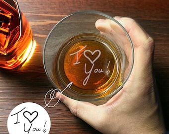 Regalo personalizado de San Valentín para él: vaso de whisky con mensaje grabado en la base, un detalle sentimental.