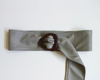 Cinturón de cintura taupe - Cinturón de cuero vegano - Cinturón de corsé ancho - Hebilla de madera - Hecho en el Reino Unido - Olany
