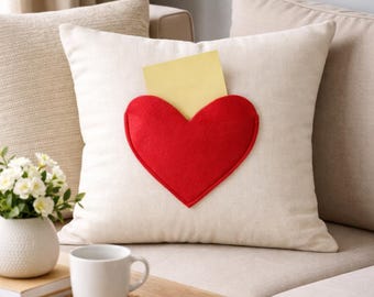 Funda de cojín con forma de corazón y bolsillo.