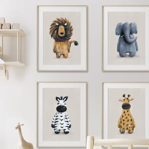 Safari Friends Set van 4 Rory, Zara, Raffi Evie Safari Kwekerij Prints Safari Thema Kwekerij Leeuw Zebra Olifant & Giraffe Kwekerij Art afbeelding 1