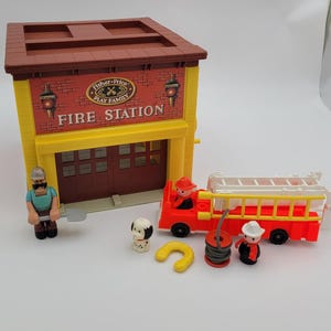 Vintage 1979 Fisher Price Play Family FIRE STATION #928 with Firetruck & Figures