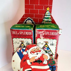 Juego de 2 adornos de vidrio del árbol del esplendor de Enesco en caja con exhibición de Papá Noel de madera