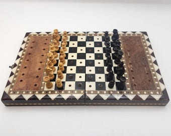 Juego de ajedrez plegable de estilo moderno de mediados de siglo con caja de madera incrustada y piezas de viaje.