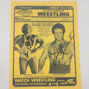 Puede incluir: Un cartel amarillo de un evento de lucha libre del 23 de febrero de 1980 en el Baltimore Civic Center. Presenta fotos en blanco y negro de los luchadores Ken Patera y Bruno Sammartino, ambos con autógrafos en tinta negra sobre sus imágenes.