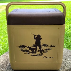 Vintage 1979 Gott Cooler Hunter Duck Geese Dog Fishing Bass Tan