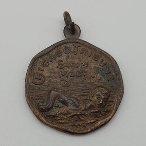 Vintage Chicago Tribune Swim Meet-medaille / hangende bedel brons-messing