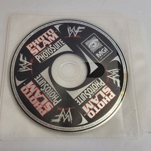 Puede incluir: Un CD plateado con un diseño en blanco y negro. El texto en el CD dice "Photo Slam Powered by PhotoSuite" y "MGI Software".