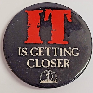 Vtg Stephen King It 1986 Promo Pin Book Novel IT is GETTING CLOSER 1980s Button