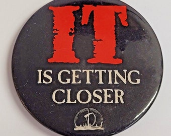Vtg Stephen King It 1986 Promo Pin Book Novel IT is GETTING CLOSER 1980s Button