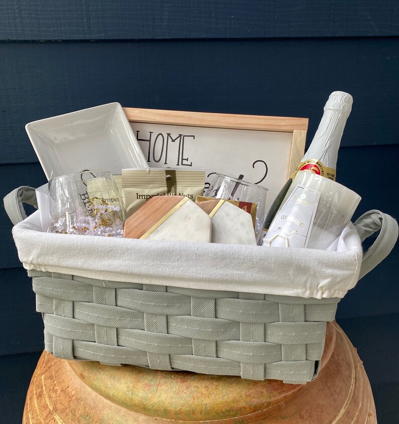 Best Friend Wino Gift Basket With Custom Sign Etsy