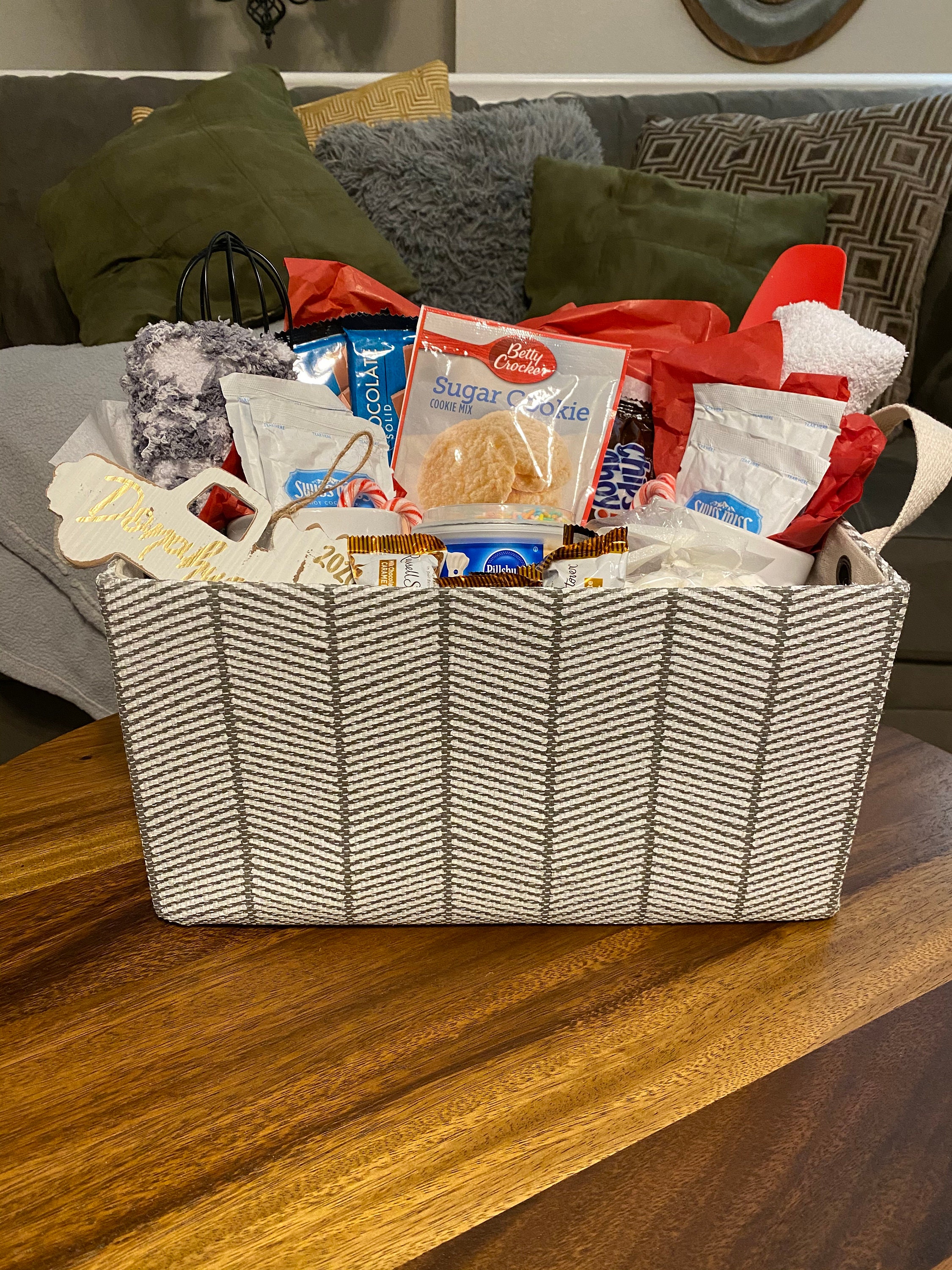 HOLIDAY BAKING GIFT BASKET #basketmaking #giftbaskets #baskets  #christmasgifts #holidaygifts 