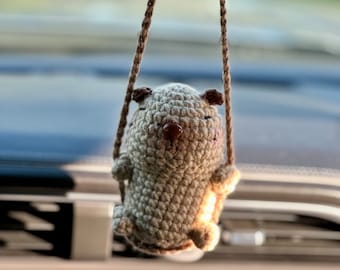 Capibara bebé colgante de ganchillo que se puede utilizar como accesorio para el espejo retrovisor del automóvil.