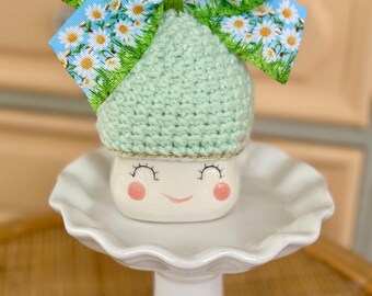 Sombrero de taza con lazo de margaritas y malvaviscos de primavera