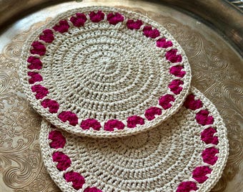 Gehäkeltes Untersetzer Set aus beigefarbener Baumwolle mit rosa Herzen