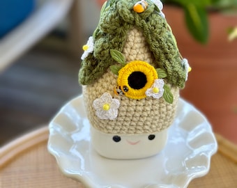 Taza con diseño de casa de abejas de ganchillo y gorro de malvavisco