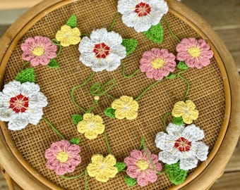 Guirnalda de flores de ganchillo hecha a mano: Guirnalda de margaritas para habitación infantil, decoración de primavera (2,4 metros)