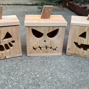 Small Rustic Wooden Jack-o-Lantern - Includes flickering Led Tealight