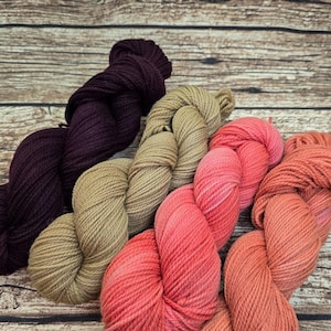 Lana merino tinta in pianta: filato tinto a mano per lavorare a maglia e all'uncinetto in modo sostenibile. Morbido filato di lana merino per progetti creativi.