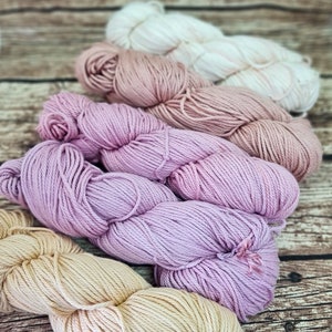 Baumwollstrickgarn – Pflanzengefärbte Baumwolle, handgefärbt und nachhaltig, ideal als umweltfreundliche Wolle zum Stricken und Häkeln.