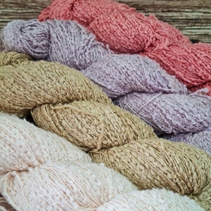 Pflanzengefärbte Bouclé Wolle aus handgefärbter Baumwolle – nachhaltiges Baumwollstrickgarn für deine kreativen Strick- und Häkelprojekte.