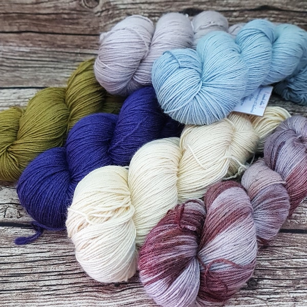 natürlich handgefärbte Sockenwolle aus Merino, Maulbeerseide und Ramie für umweltbewusste Stricker/innen und Häkler/ innen