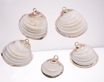 Hanger met gouden rand: schelp: strandketting (2,5 cm