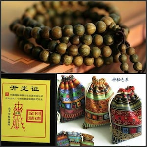 Puede incluir: Una pulsera de cuentas de madera con un cordón marrón. Debajo hay varias bolsas con cordón con patrones coloridos y una tarjeta amarilla con caracteres chinos.