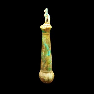 Jarra funeraria egipcia antigua, grande y única, tallada en loza/piedra, con tapa con la imagen de la diosa Bastet y su gato. Antiguo Egipto.