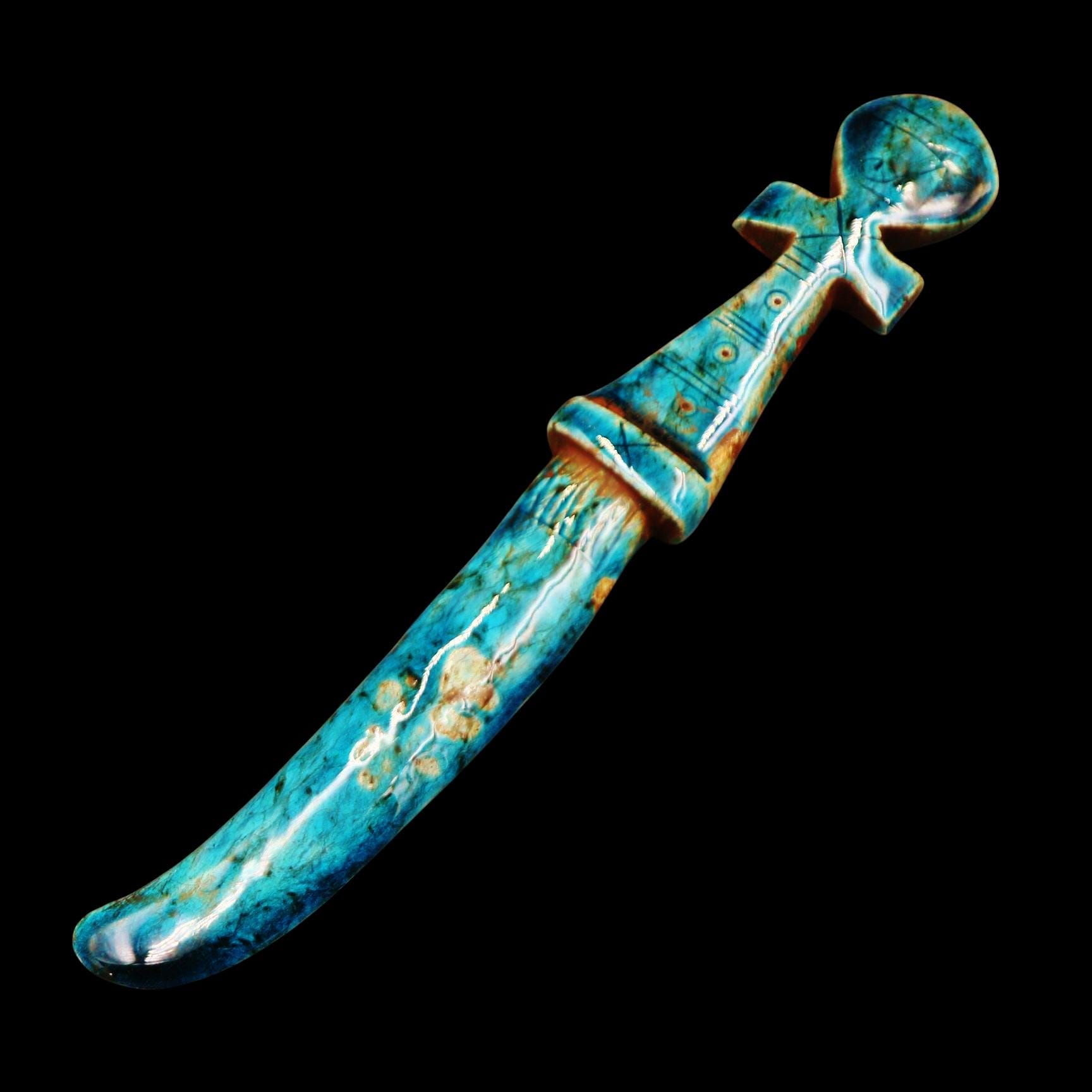 DAGUE DE VENERIE A LAME SCIE, poignée en corne de cerf à garnitures en laiton, bouton