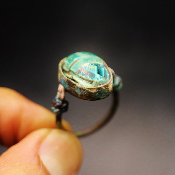 Anello antico in rame unico con pietra/amuleto in faenza con scarabeo, antico Egitto