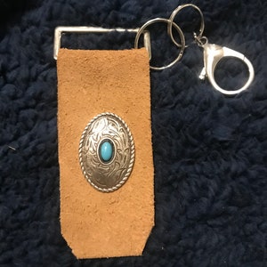 Nyckelring i brunt läder med turkos concho/nyckelring och spänne