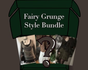 Puede incluir: Una caja verde oscuro con el texto "Fairy Grunge Style Bundle" en blanco. Dentro de la caja hay tres imágenes de prendas de vestir y un gran signo de interrogación. Las imágenes son de varios artículos de ropa.