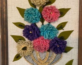 Arte vintage con hilo enmarcado: decoración floral textil para pared hecha a mano