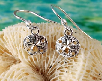 Pendientes de dólar de arena de plata de 1/2" + alambre de 5/8" de plata esterlina .925 con forma de galleta marina pequeña cortada con diamante.