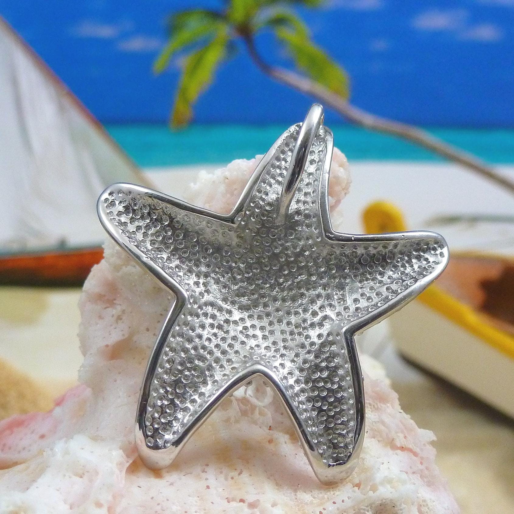 Colgante de plata de ley rodiada con ópalo azul y estrella de mar. 3,18 cm de alto. - España