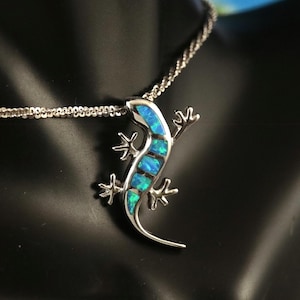 Colgante deslizante de geco de plata de ley de 1&quot; de alto con ópalo azul de ley 925, amuleto para regalar a ella, joyería de reptiles, envío rápido y gratuito. Acabado en rodio