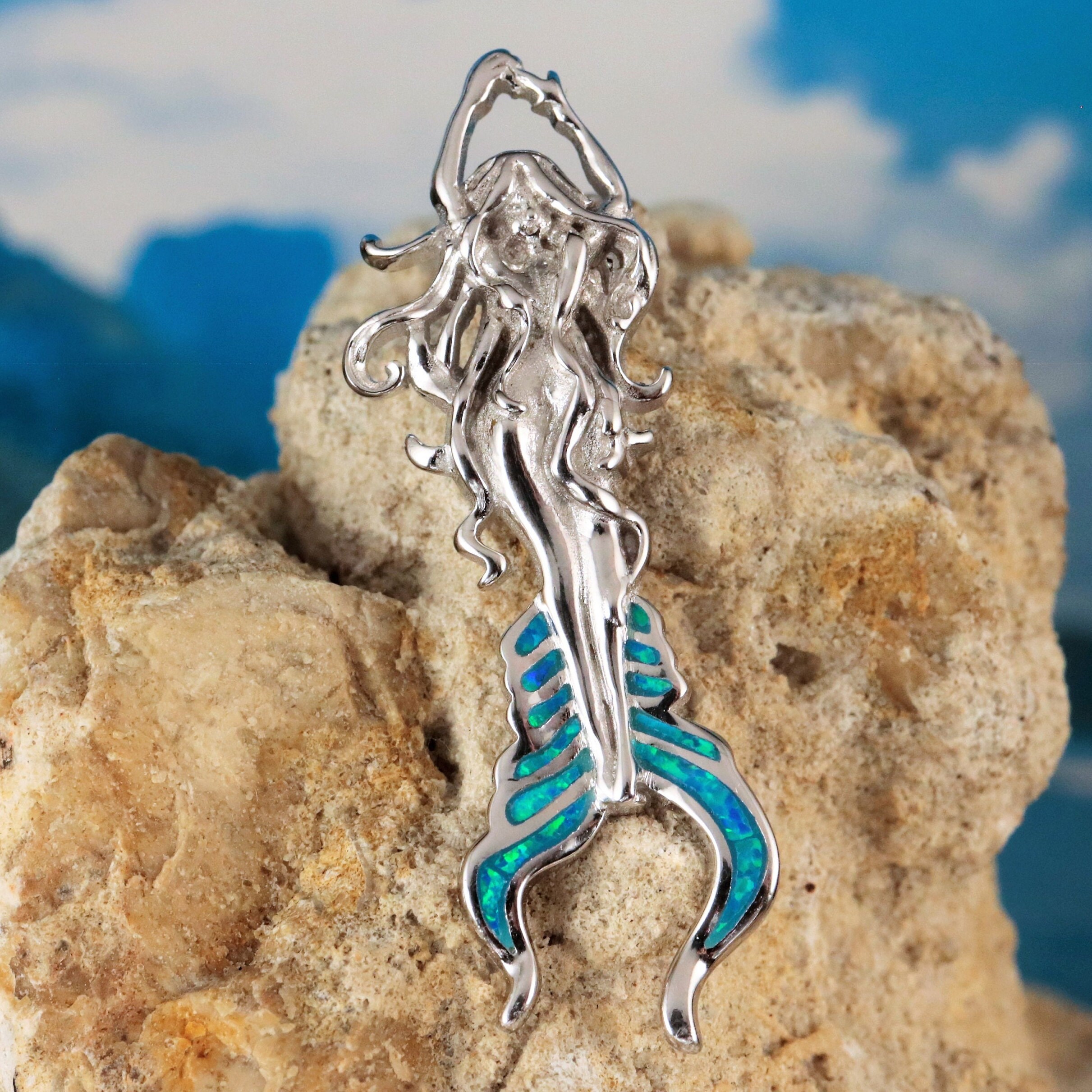 Ciondolo a forma di sirena in argento sterling con finitura rodio e opale blu. 1 3/8 cauzione da 1/4 - Italia Ciondolo a forma di sirena in argento sterling con finitura rodio e opale blu. 1 3/8 cauzione da 1/4 - Italia