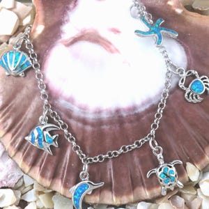 Sterling Silber, rhodiniert, blauer Opal, Sea life Charm Armband 18 cm Delfin, Meeresschildkröte, Seestern, Jakobsmuschel, Kaiserfisch