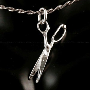 Charm tijeras en Plata 925. 1 1/4&quot; de alto con anillo de salto abierto Colgante de tijeras de peluquero de ley .925 con corte de diamante para ella, él, envío rápido y gratuito.