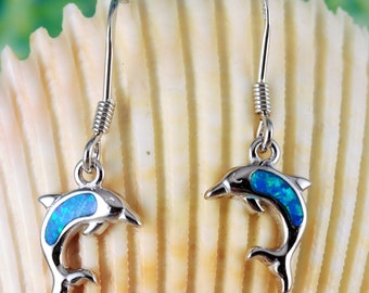 Boucles d'oreilles pendantes dauphins en argent, 2,5 cm de long avec fil .925, finition rhodium sterling. Bijoux souvenir marsouin opale, livraison rapide gratuite,