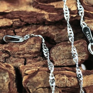 Catena Singapore in argento sterling, placcata in rodio, maglia intrecciata larga 1 mm.