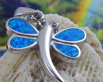 Colgante de libélula de ópalo azul en plata de ley, asa de 7/8" + 1/4", chapado en rodio.