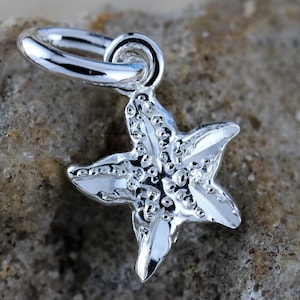 Kleiner silberner Seesternanhänger, 5/8 "w / .925 Sterling Diamond Cut, Seesternanhänger. Schneller kostenloser Versand, perfekte Ergänzung für Bettelarmband