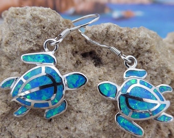 Pendientes de plata de ley con ópalo azul y tortuga marina. Alambre de 3/4" + 3/4" con baño de rodio.