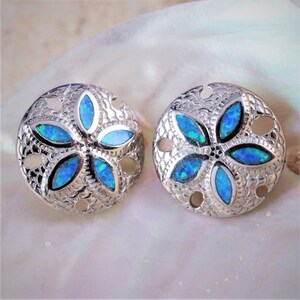 Brincos de prata esterlina com banho de ródio e opala azul em formato de dólar de areia: 1,27 cm x 1,27 cm (1/2" x 1/2").