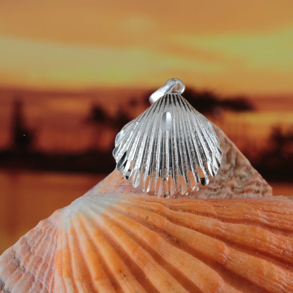 Clam pendant 2024