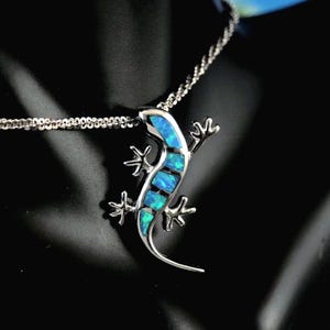Ciondolo scorrevole a forma di geco in argento sterling, placcato rodio, opale blu, alto 2,5 cm.