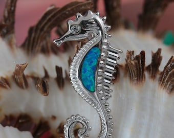 Colgante de caballito de mar de ópalo en plata de ley 925 rodiada con ópalo azul y circonita cúbica.